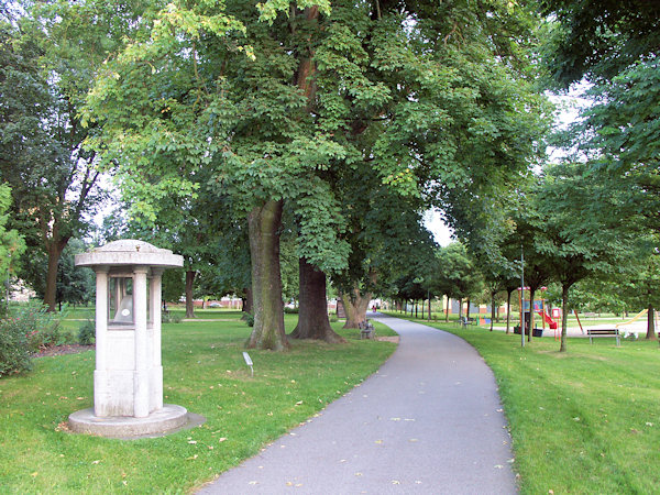 Městský park s obnovenou meteorologickou budkou.