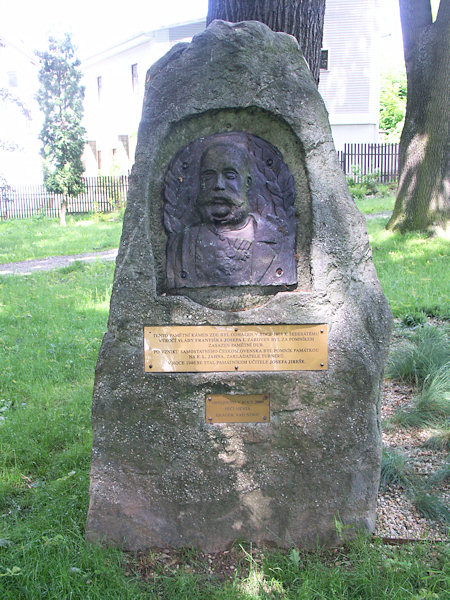Der Gedenkstein für Franz Joseph I. im Stadtpark.