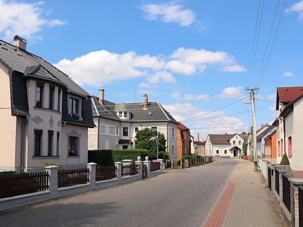 Die Hauptstraße in Loučná, im Hintergrund ist das Gasthaus Koruna.