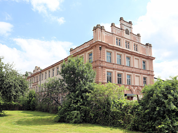 Eines der schön restaurierten Gebäude der ehemaligen Textilfabrik Leitenberger.