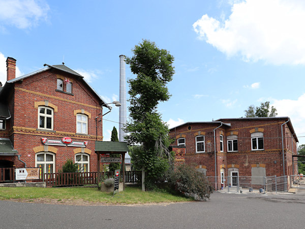 Die Backsteinbauten der ehemaligen Färberei von Georg Elster an der Straße nach Hartau.