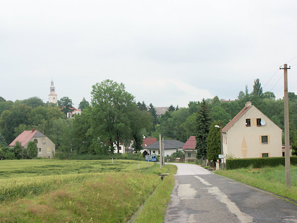 Pohled na vesnici ze silnice od Hrádku.