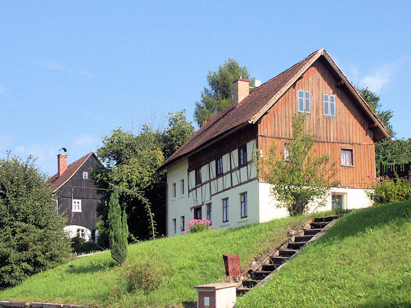 Gepflegte Volksarchitektur im Zentrum des Dorfes.