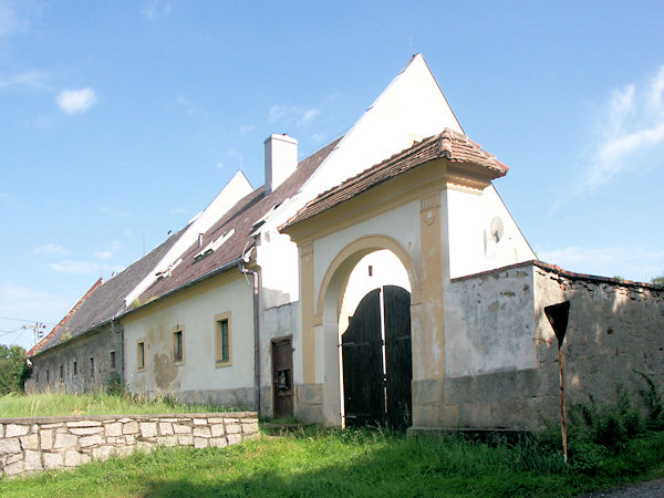 Ehemaliges Herrenhaus mit barockem Tor.