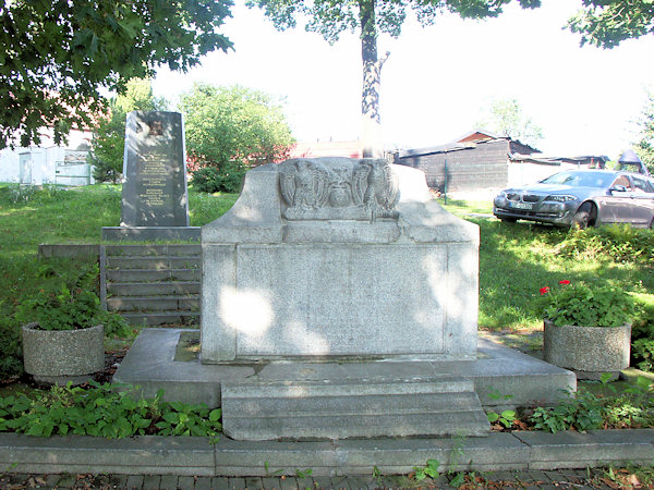 Pomník oldřichovských padlých v parčíku pod kostelem. V pozadí za ním stojí trojboký Evropský obelisk.