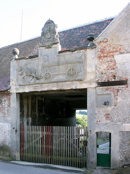 Eingang zum Bauernhaus Scholze mit Relief und Familienwappen.