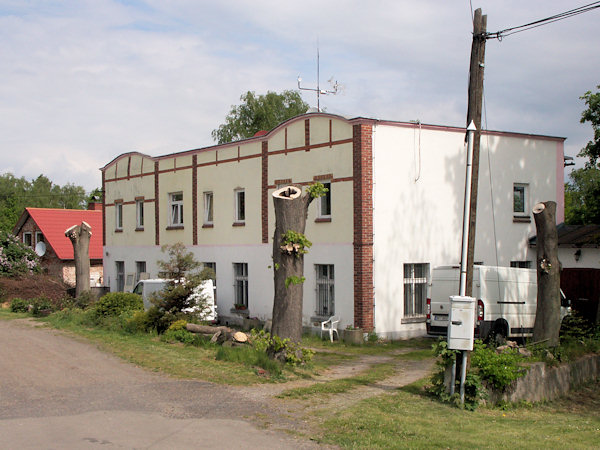 Das Gebäude des ehemaligen Gasthauses Goldener Fasan am Ende der Siedlung.