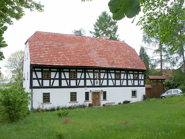 Haus Nr. 4 mit einem Fachwerkboden in der Ortsmitte.