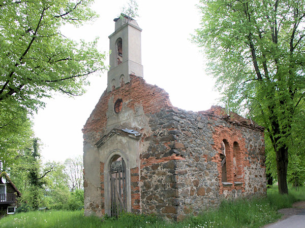 Ruina kaple Panny Marie Pomocné před obnovou.