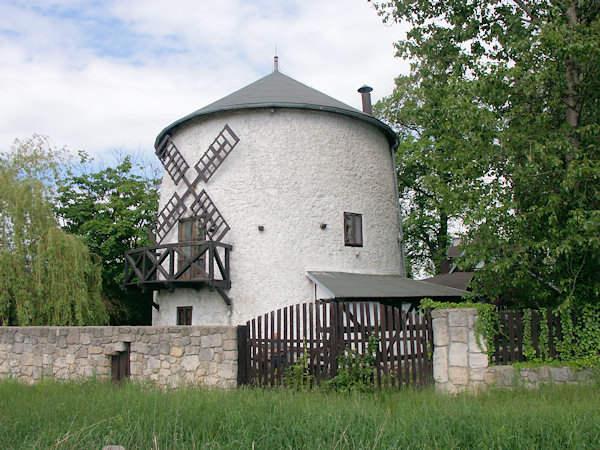 Die ehemalige Windmühle aus dem Jahr 1843 wird heute als Ferienhaus genutzt.
