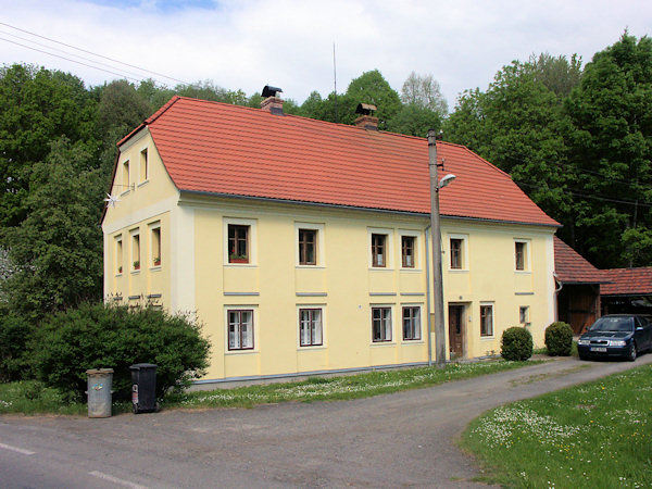 Das zweistöckiges Haus Nr. 235 im unteren Teil des Dorfes.