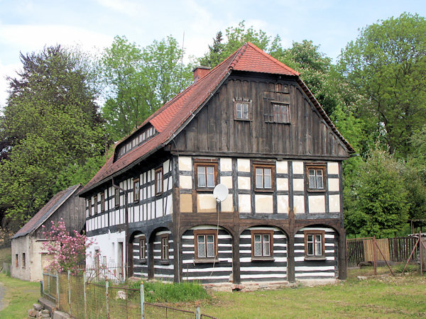 Eines der ursprünglichen Bauernhäuser mit einem Unterbau und einem Fachwerkstockwerk.