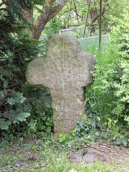Sühnekreuz aus Sandstein in der Nähe des Friedhofs.