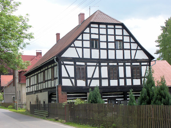 Haus Nr. 160 mit Fachwerkboden und Giebel in der Ortsmitte.