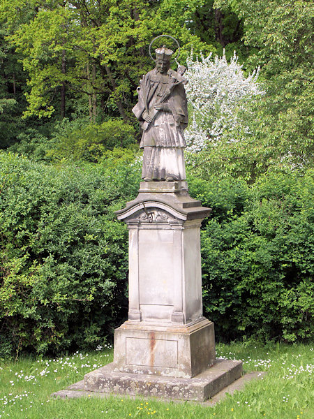 Die Statue des heiligen Johannes von Nepomuk am Haus Nr. 235.