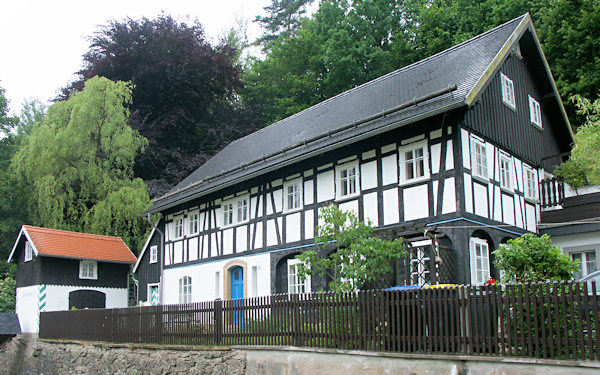 Stará celnice u silnice do Petrovic.