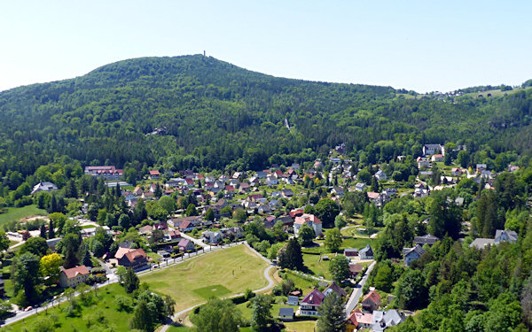 Blick vom Burgfelsen auf Oybin mit dem Hochwald im Hintergrund.