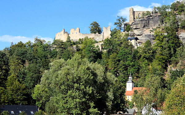 Blick vom Ort auf die Burg- und Klosteranlage.