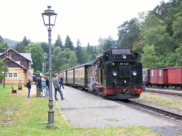 Zug der Zittauer Schmalspurbahn im Bahnhof Oybin.