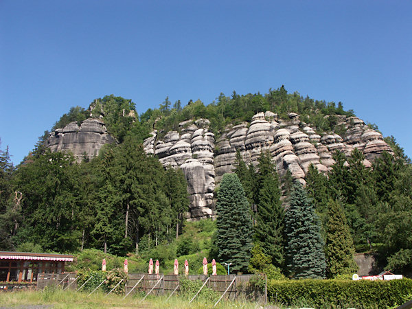 Felsmassiv mit der Burg- und Klosterruine.