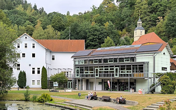 Parkanlage hinter dem Haus des Gastes unterhalb der Bergkirche.