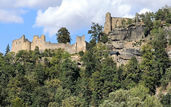 Ansicht der Burgruine und des Klosters auf dem Berg Oybin.