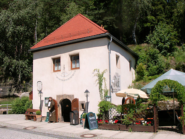 Das älteste Haus in Oybin mit Sonnenuhr.