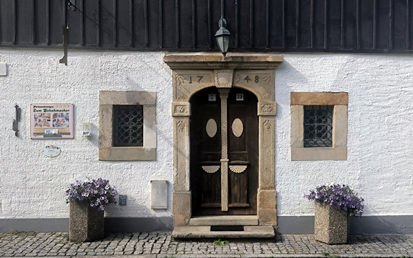 Türstock eines Hauses an der Hauptstraße in Oybin.