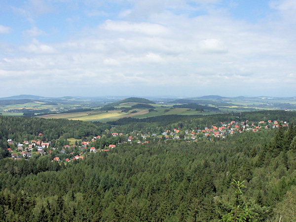 Celkový pohled na Jonsdorf z vyhlídky u skalních útvarů Orgel.