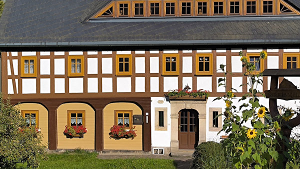 Fasáda domu č.39 v Großschönauer Straße.