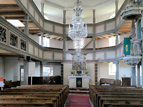 Interiér evangelicko-luteránského kostela.