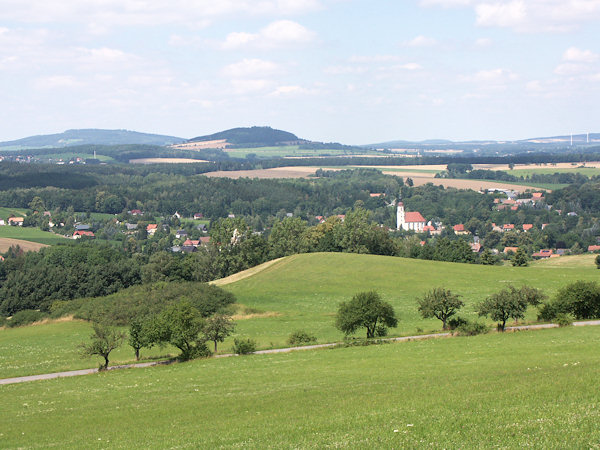 Blick auf den zentralen Teil von Hainewalde mit der Kirche vom Fuß des Breitenbergs.