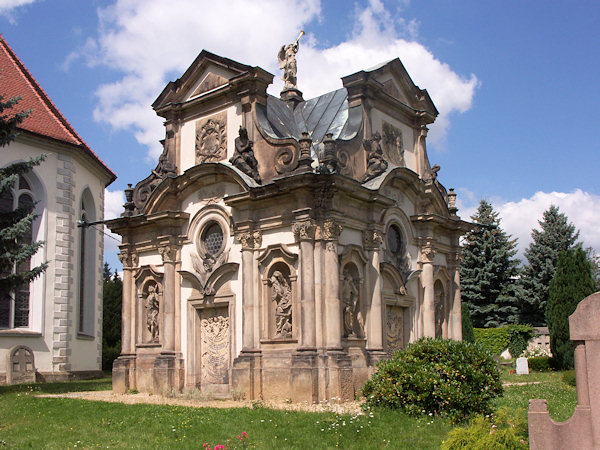 Barokní hrobka rodiny Kanitz-Kyawů na starém hřbitově.