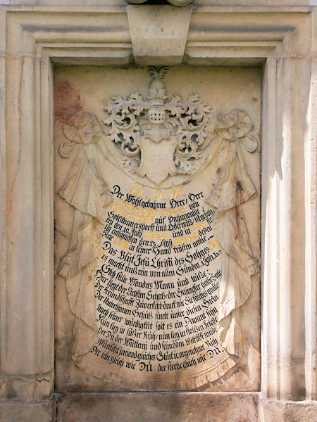 Gedenktafel mit der Grabinschrift von Christoph Ernst von Gersdorf im Ostportal der Gruft.