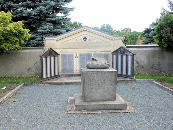 Denkmal für die Gefallenen des Ersten Weltkriegs an der Mauer des neuen Friedhofs.