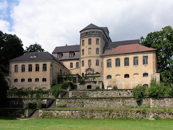 Das neue Schloss mit Gartenterrassen am Berghang.