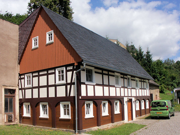 Ehemaliges Gasthaus Felsenkeller unter der Kirche.