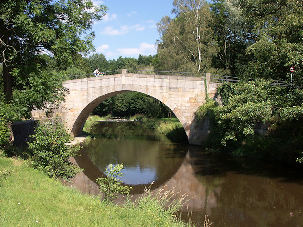 Kamenný most Himmelsbrücke v horní části obce.