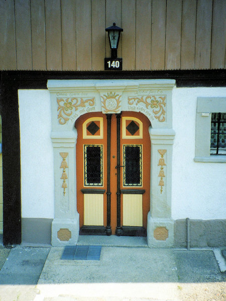 Vstupní portál jednoho z domů.