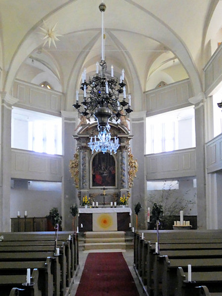 Kirchenschiff mit Altar der Bertsdorfer Dorfkirche.