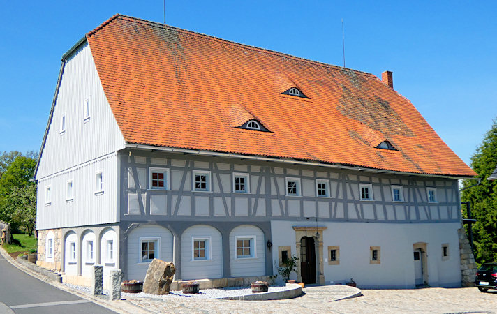 Wohnhaus eines sanierten Dreiseitbauernhofes mit Umgebinde.