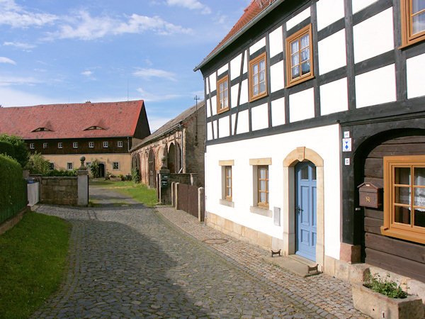 Hinter der alten Schule befindet sich das Alte Kretschamgut.