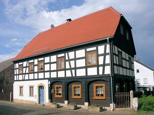 Das denkmalgeschützte Gebäude der alten Schule in Alt Hartau.