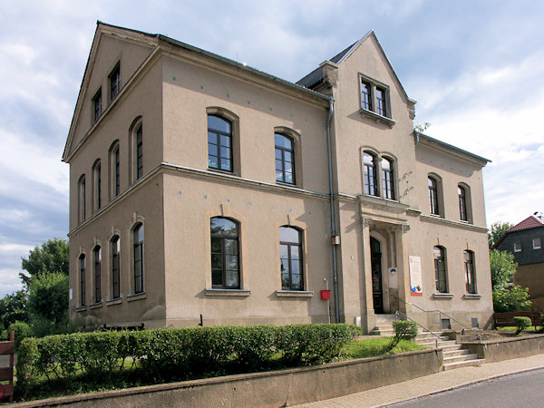 Ve školní budově z roku 1890 dnes sídlí soukromá Schkola Hartau.
