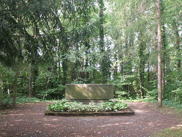 Sovětský pamětní hřbitov u zahrádkářské kolonie An der Lache.
