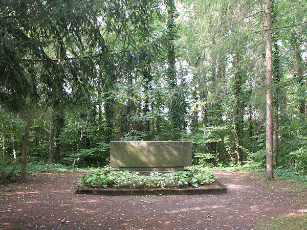 Sowjetischer Ehrenfriedhof in der Nähe der Gartenkolonie An der Lache.