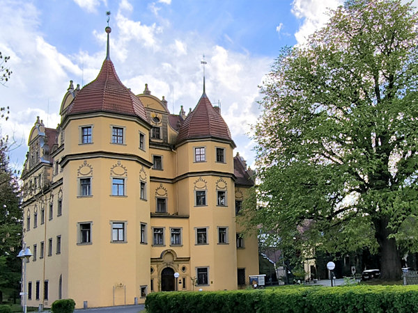 Ansicht der Nordseite des Schlosses Alt-Hörnitz, seitlich die Berg-Ulme.