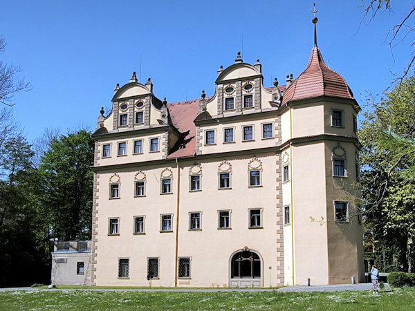 Ansicht der Ostseite des Schlosses mit Volutengiebeln.
