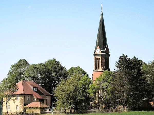 Neugotischer Backsteinbau der evangelisch-lutherischen Kirche von Hörnitz.