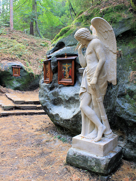 Die Replik der Statue des Todesengels und die Bilder des Kreuzweges im Areal des Brüderaltars.